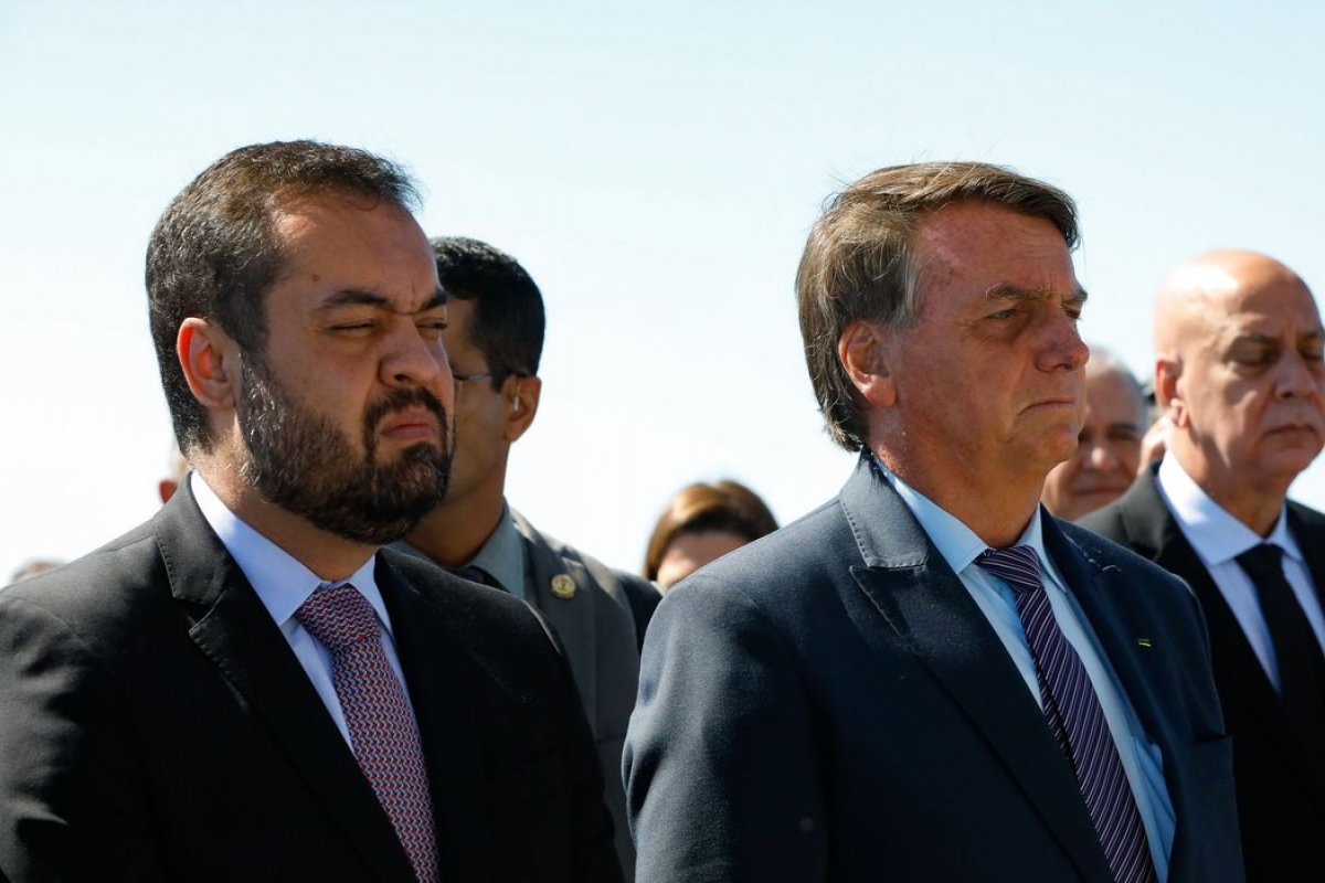Bolsonaro e governador do RJ visitam áreas afetadas pela chuva em Angra