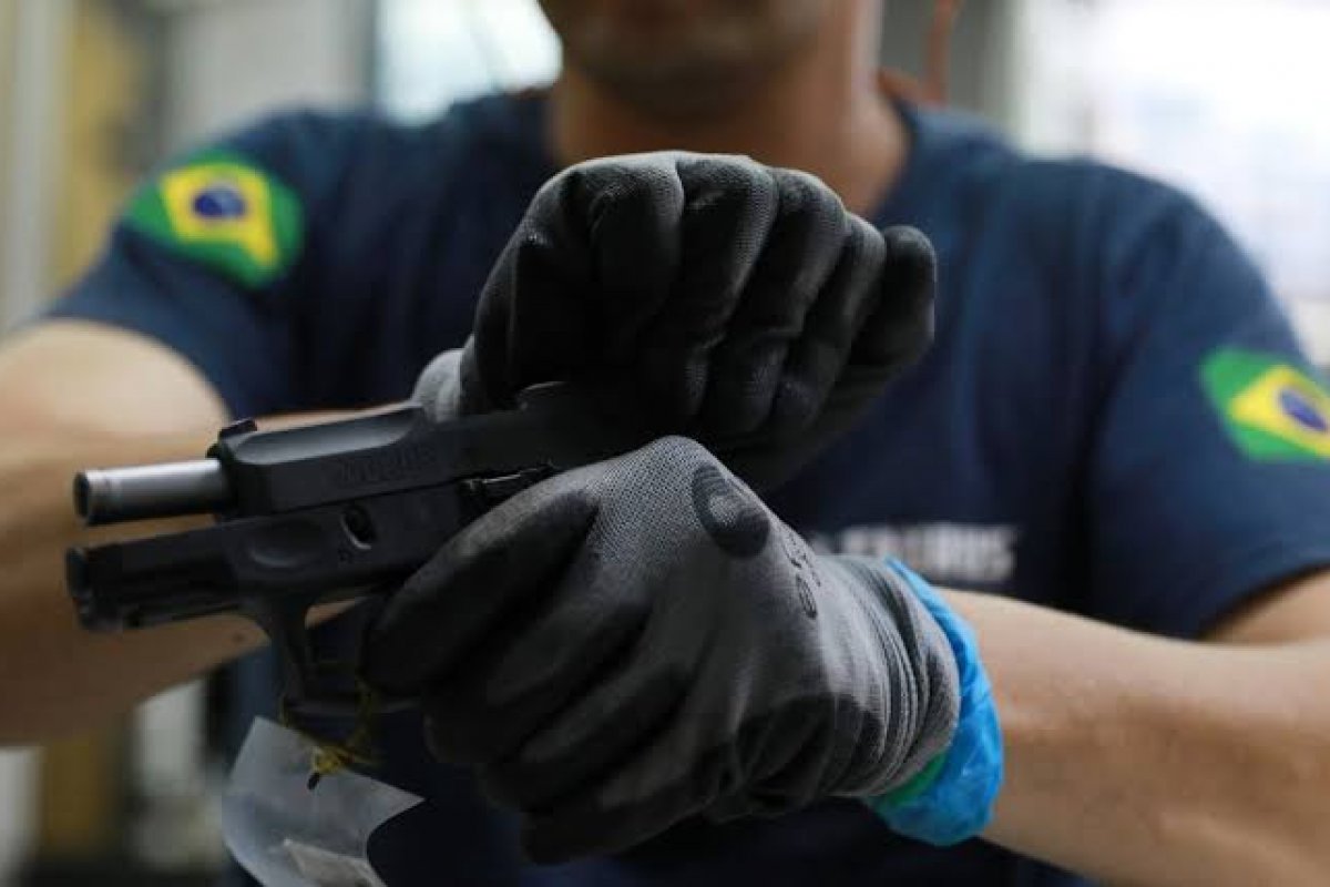 Novos registros de armas para CACs sobe 333% em três anos no Brasil