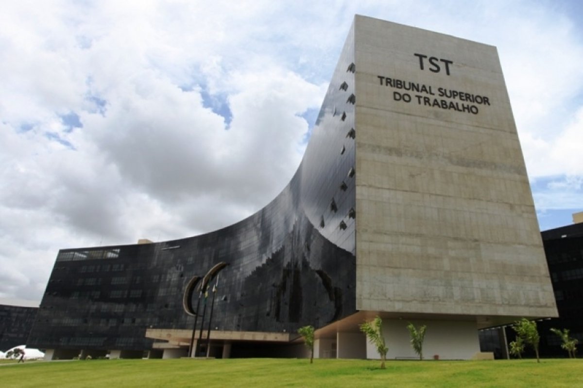 Bolsonaro recebe proposta do TST contra assédio sexual
