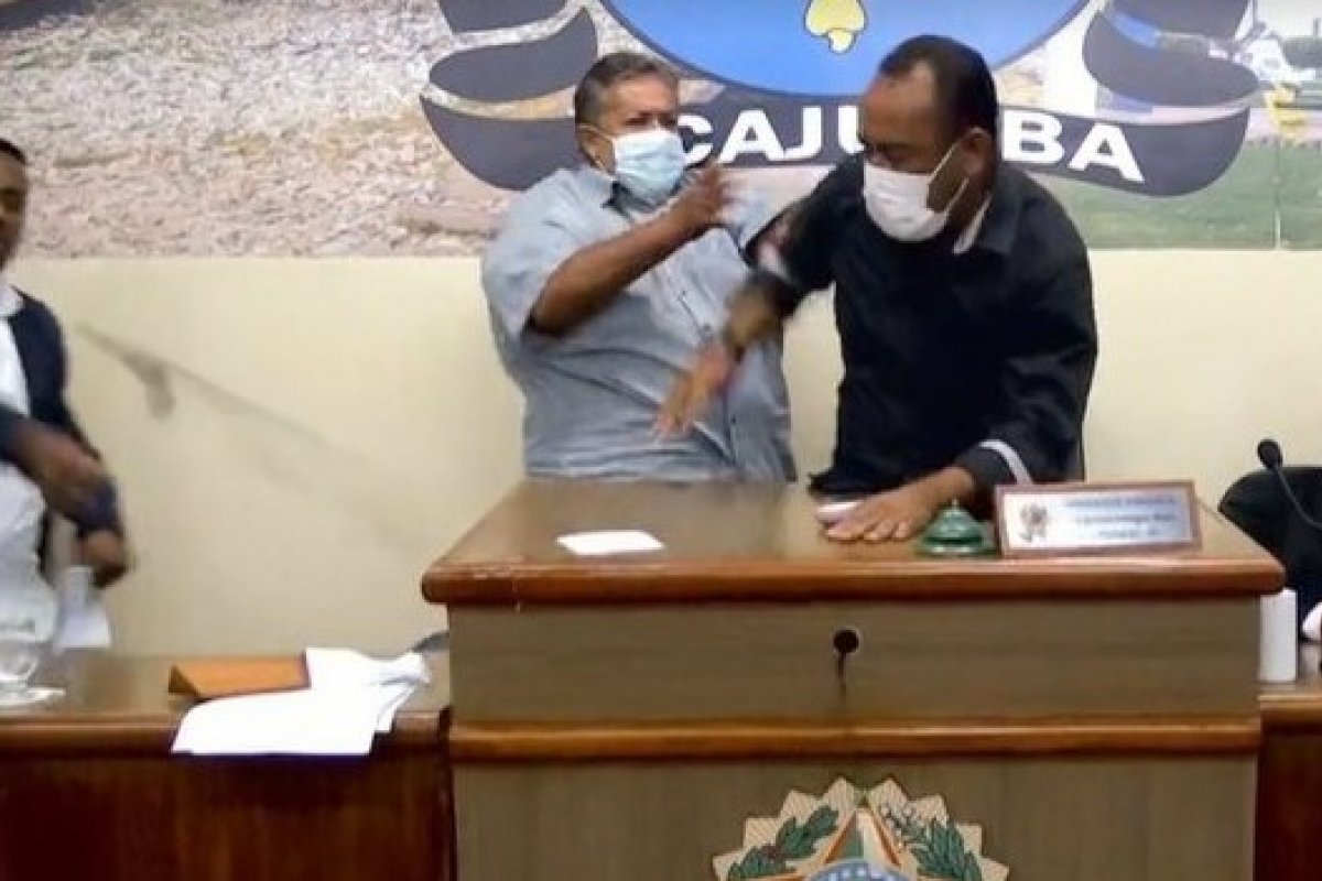 Vídeo: Vereador agride presidente de Câmara de Acajutiba, na BA, durante sessão