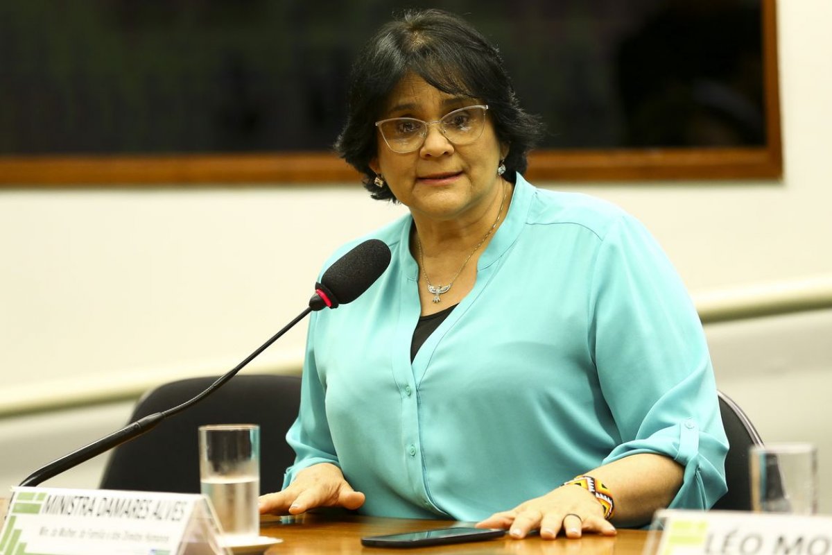 Ministra Damares diz que força-tarefa vai rever anistia a cabos da Aeronáutica durante período militar