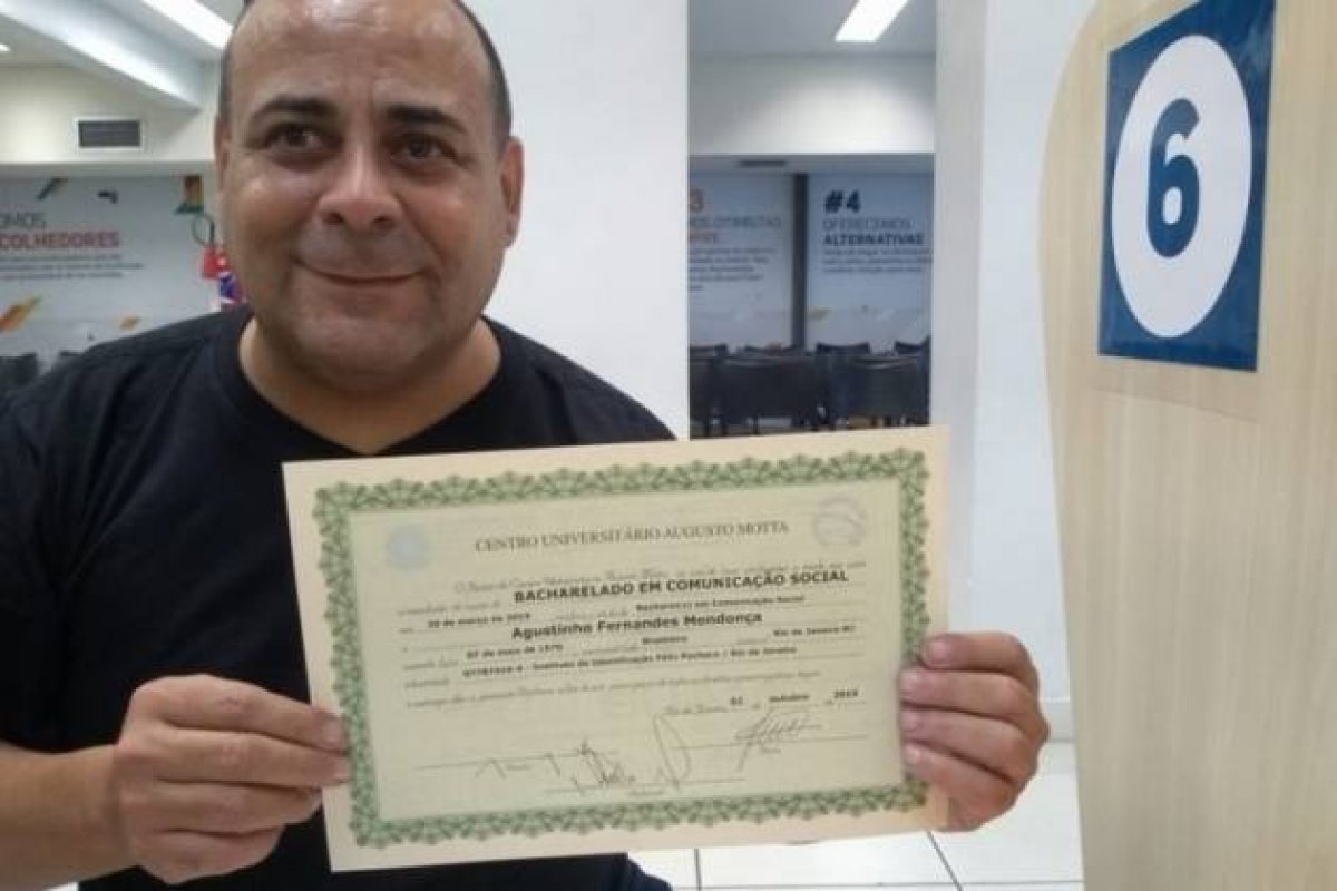 Agustinho Mendonça, um dos participantes mais queridos do BBB, se forma em jornalismo