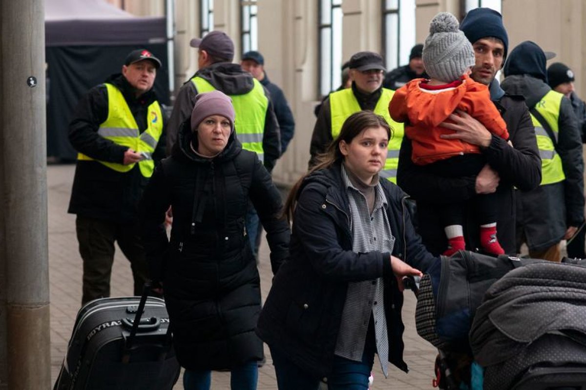 Kiev anuncia abertura de 10 corredores humanitários para retirada de civis 