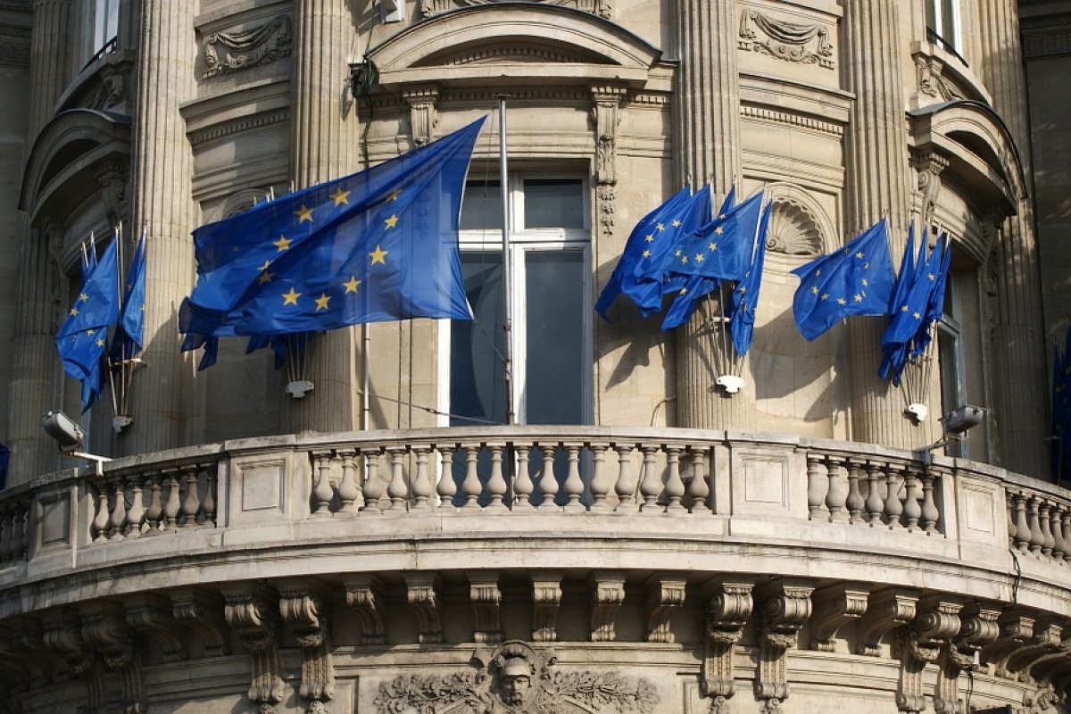 Em mais uma rodada de sanções, UE boicota madeira e carvão da Rússia