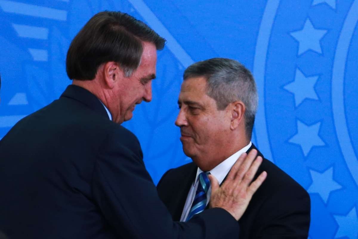 Eduardo Bolsonato faz post que sugere chapa presidencial do pai com Braga Netto
