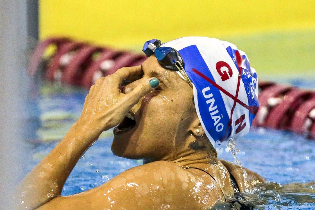 Carol Santiago quebra recorde das Américas de natação paralímpica