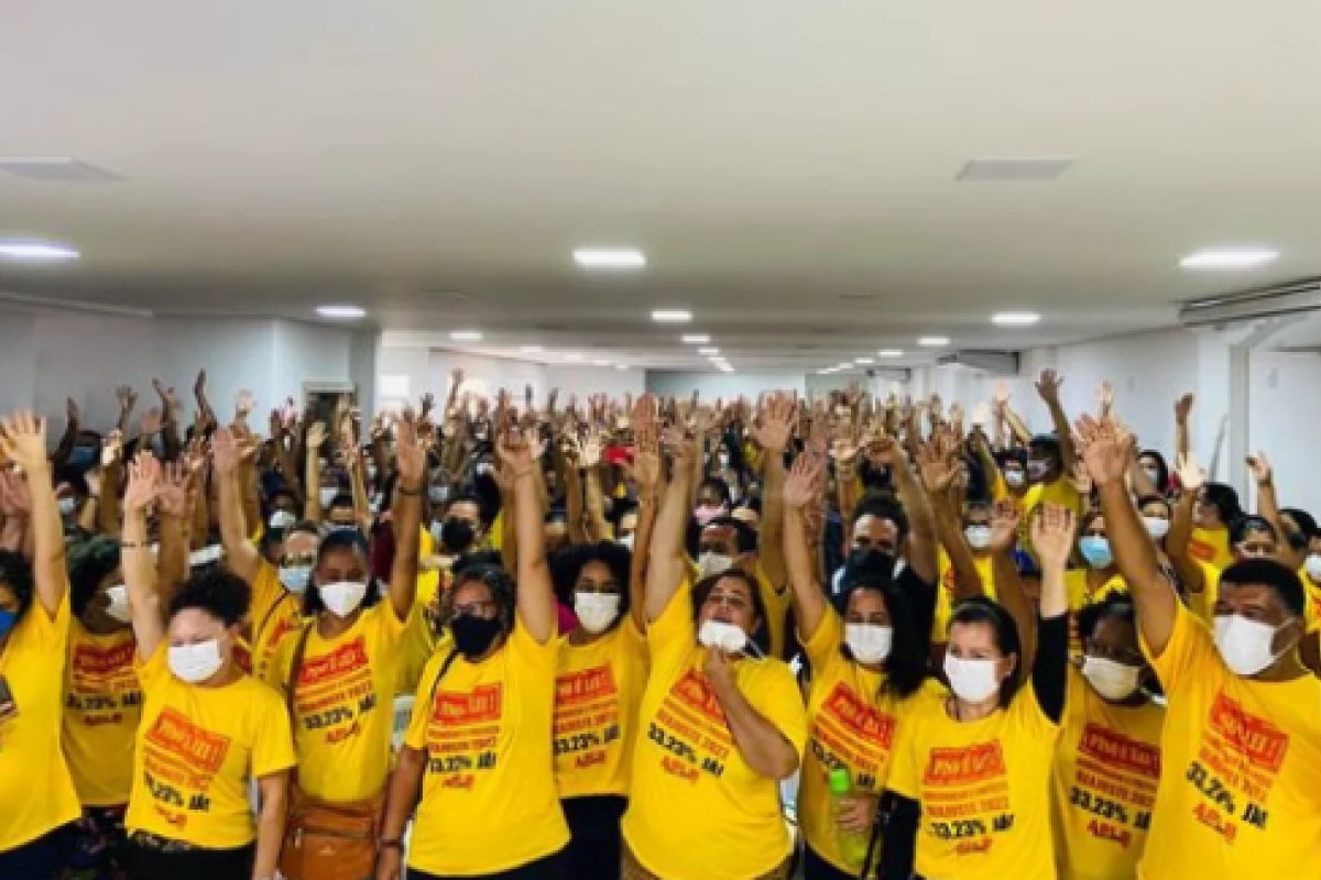 Podendo pagar multa de R$ 10 mil, professores não retornam às salas em Feira da Santana