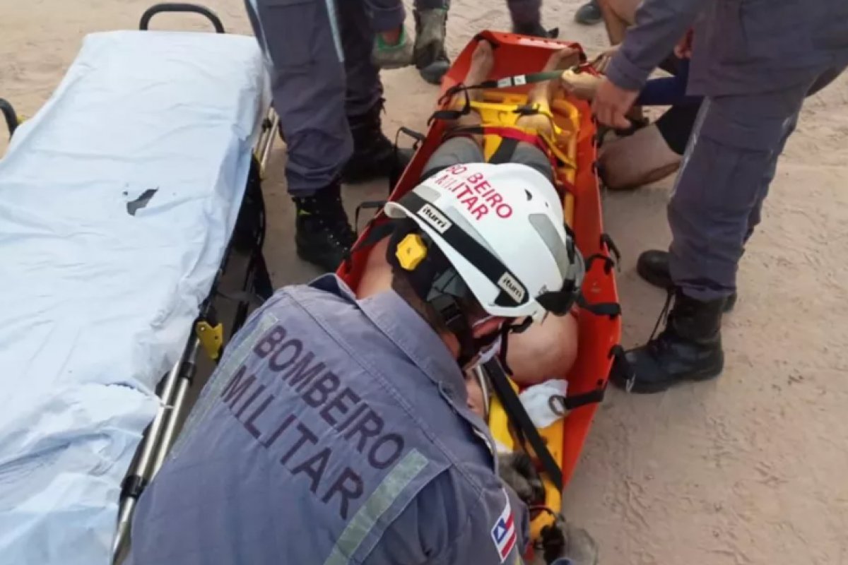 Homem é resgatado no oeste da Bahia após ser atingido por pedra e cair durante trilha na cachoeira do 'Acaba Vida'