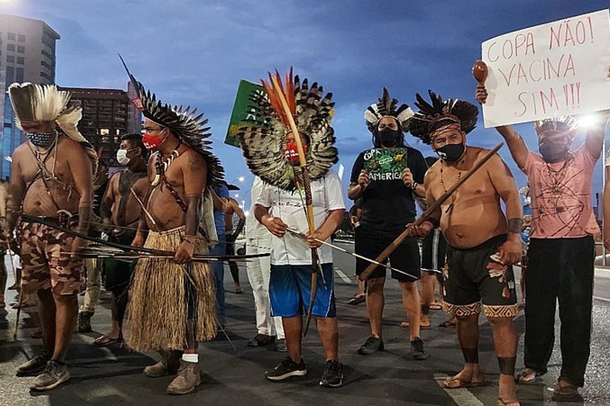 Em ato contra garimpo, indígenas jogam lama contra Ministério da Minas e Energia