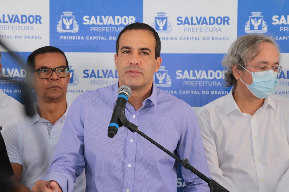 Bruno Reis anuncia reajuste salarial para professores da rede municipal em 2022
