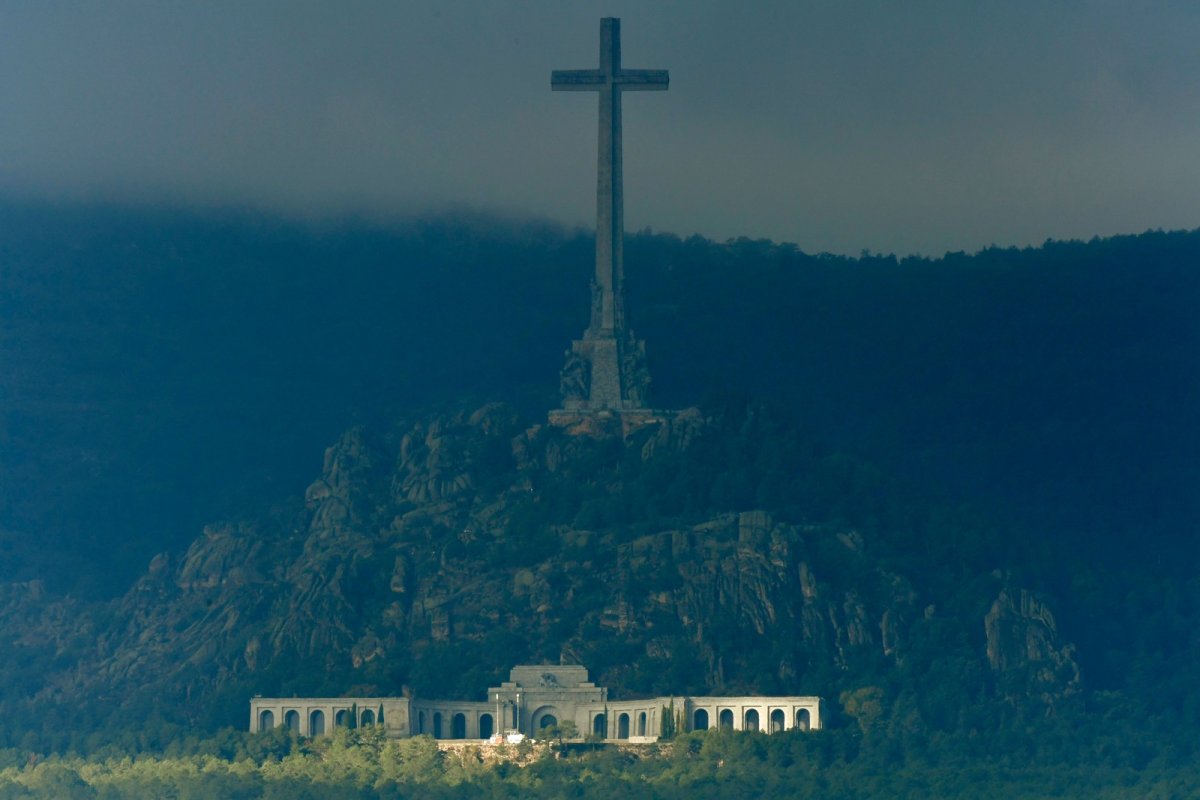 Restos mortais do ditador Franco são exumados