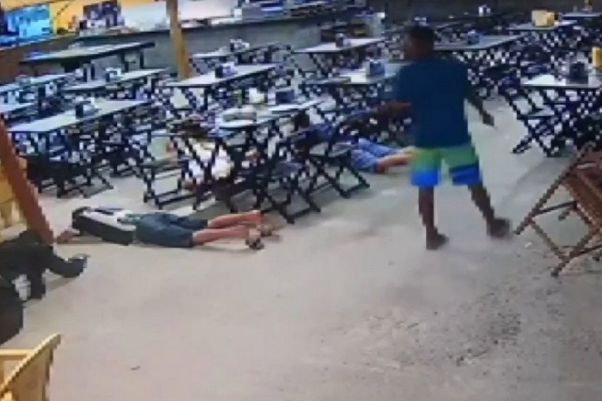 Em Lauro de Freitas, homens armados invadem churrascaria e assaltam clientes e funcionários