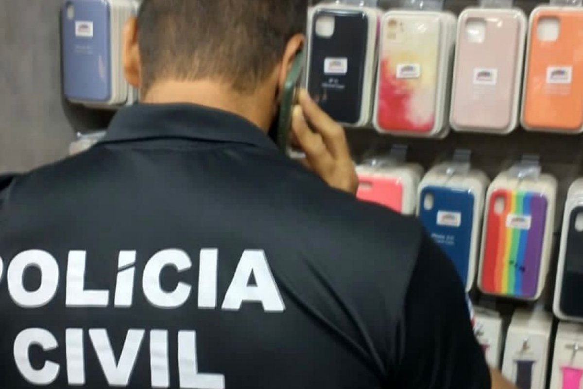 Operação da Polícia Civil apreende mais de mil acessórios falsificados para celular 