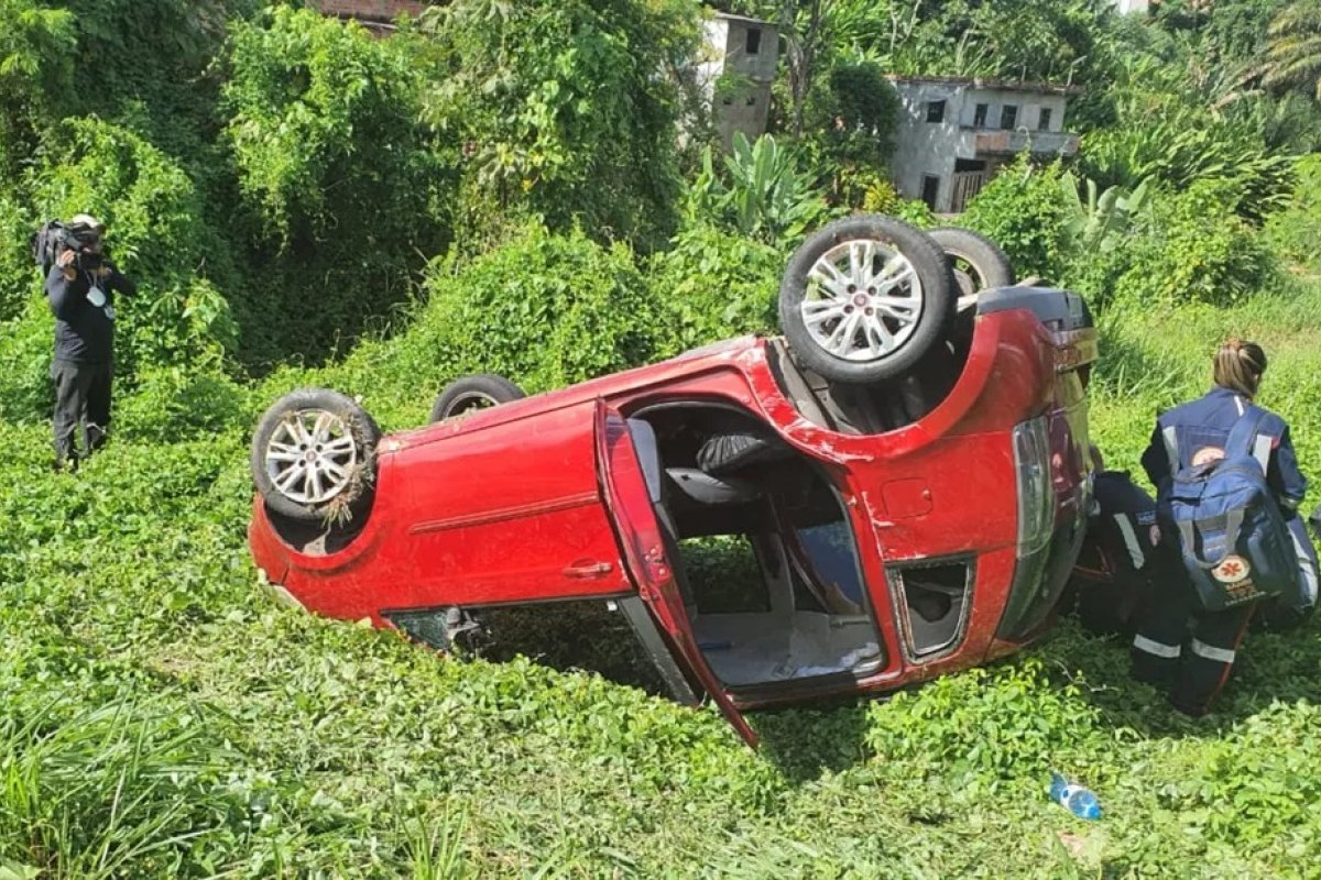 Após veículo capotar e cair em ribanceira na Avenida 2 de Julho, motorista fica ferido