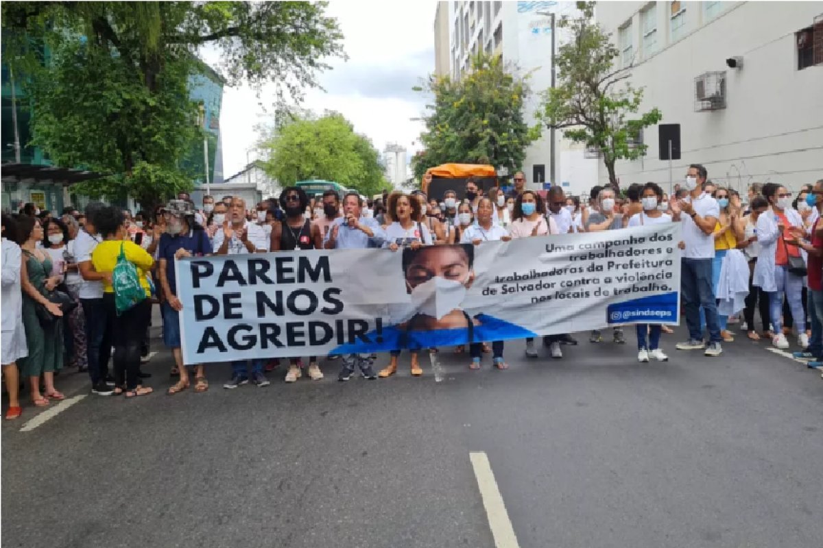 Servidores da saúde protestam contra violência nos postos de saúde de Salvador nesta quarta-feira (13)