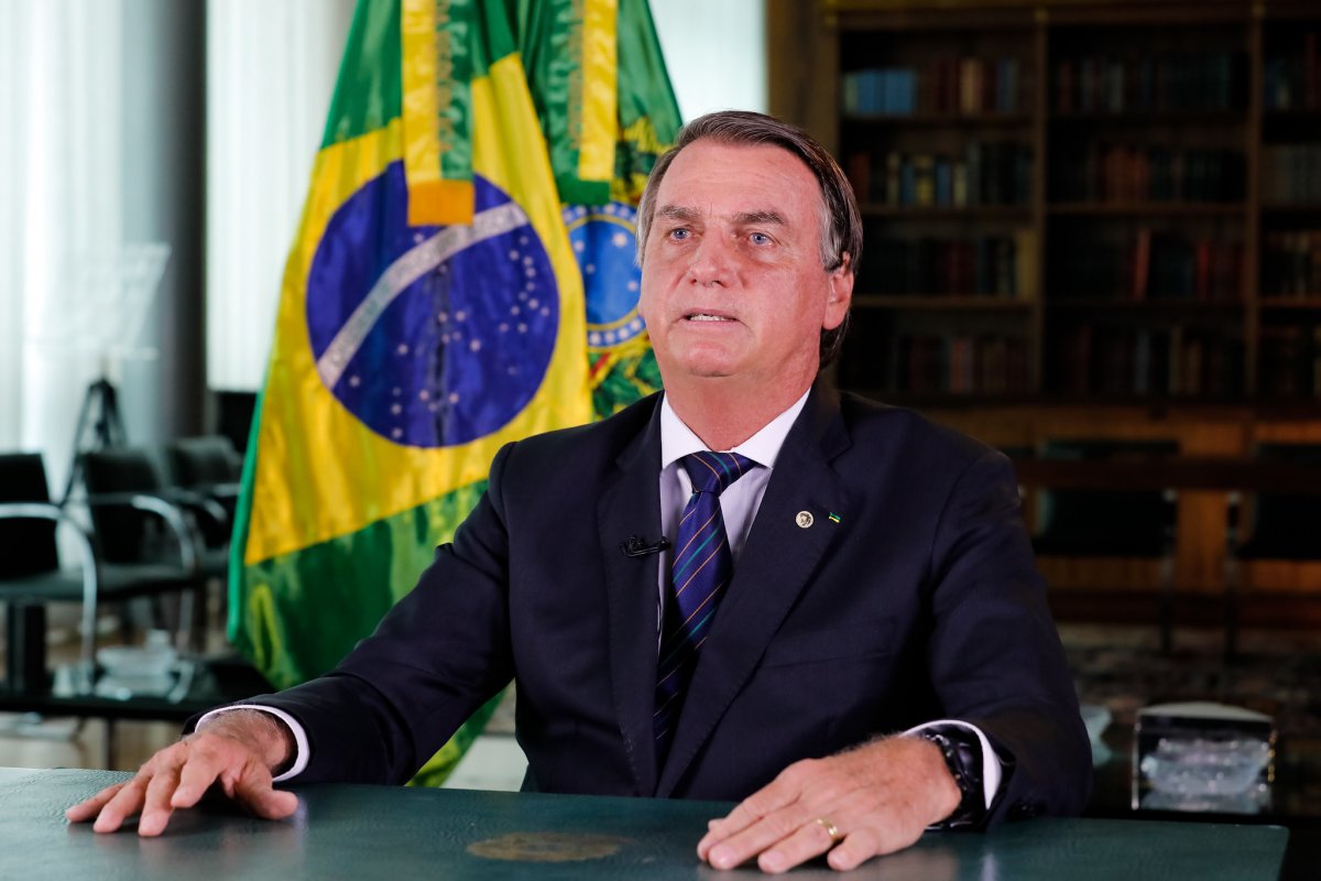 Bolsonaro sanciona lei que prevê repasse de precatórios do Fundeb para pagamento de professores 