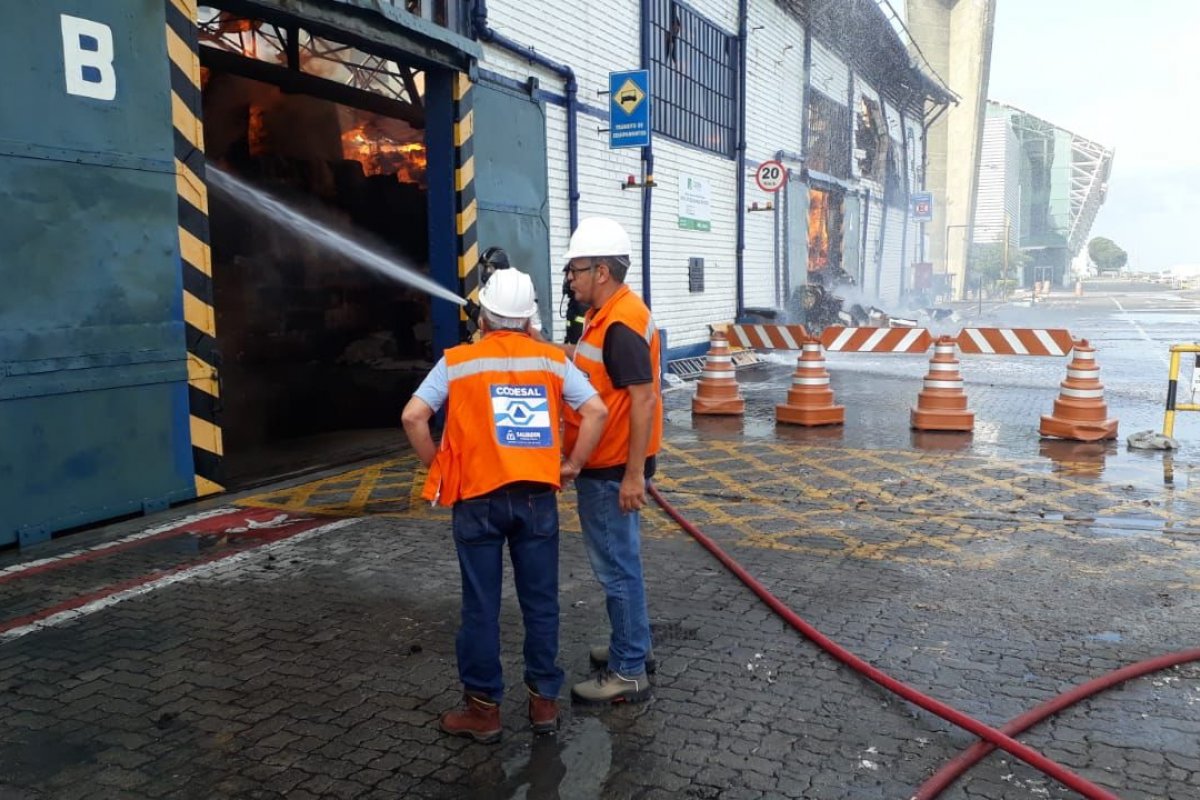 Codesal atua para combater incêndio em galpão da Codeba em Salvador  