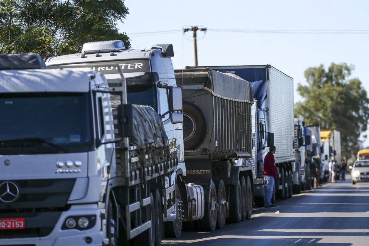 Greve de caminhoneiros na Argentina paralisa exportação de alimentos