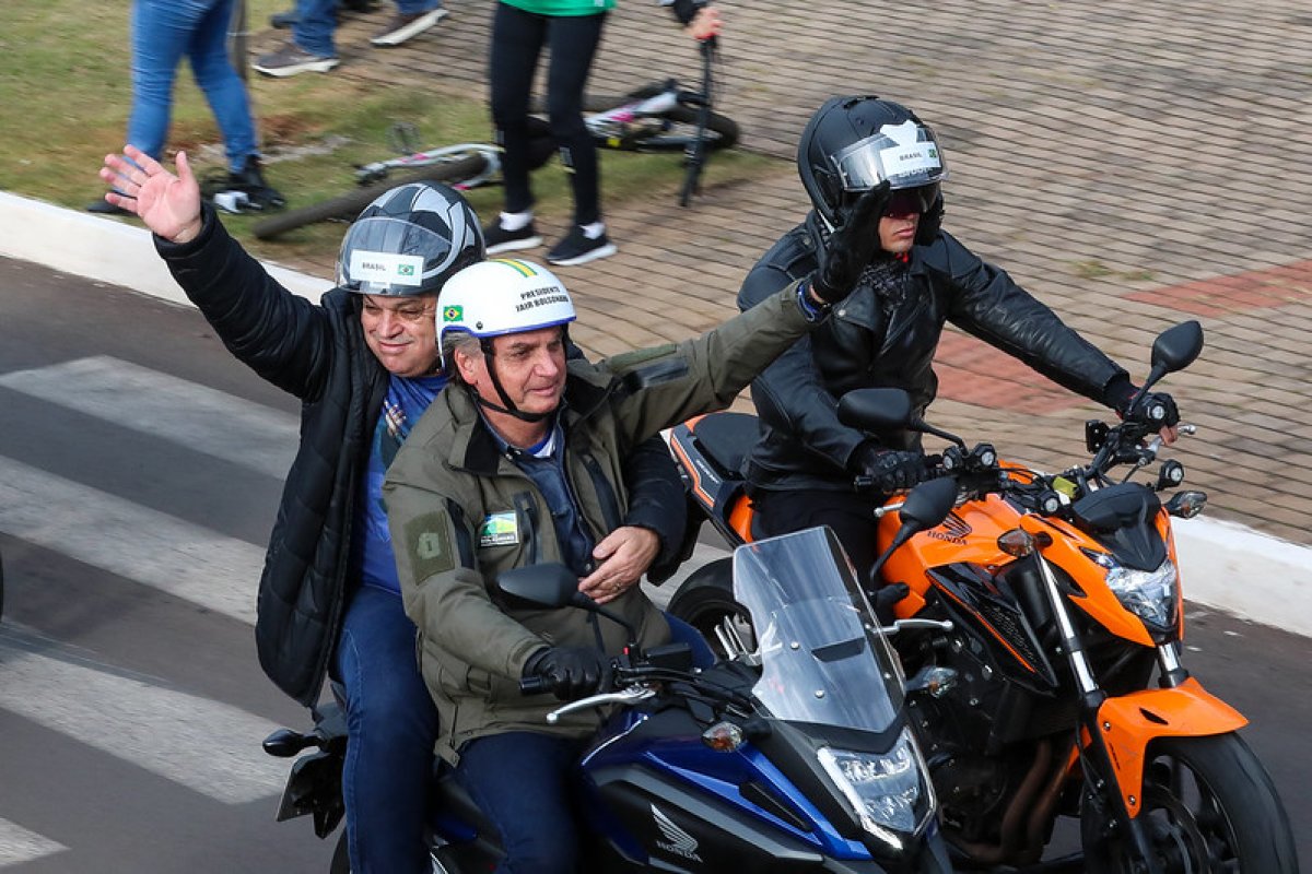 Vídeo: Bolsonaro participa de motociata com apoiadores em São Paulo