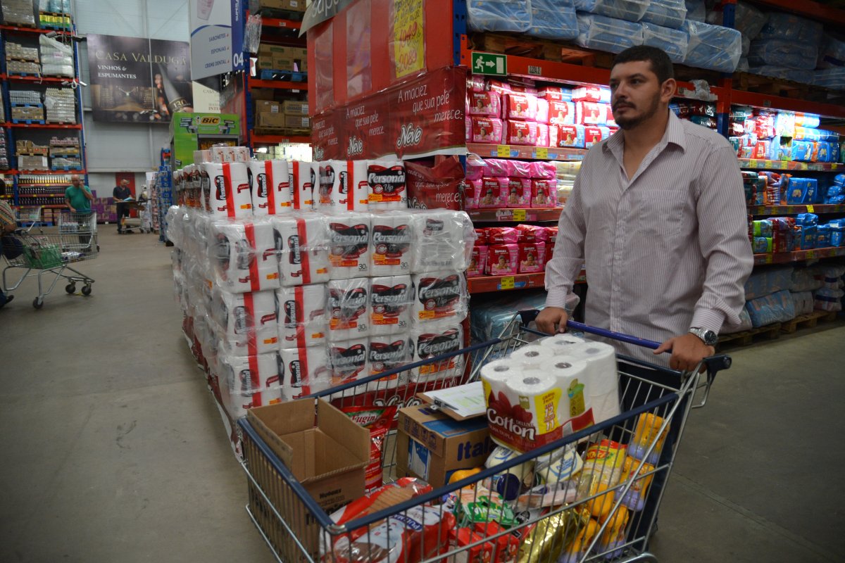 Inflação: 25% da classe média compra no atacarejo por causa do aumento nos produtos