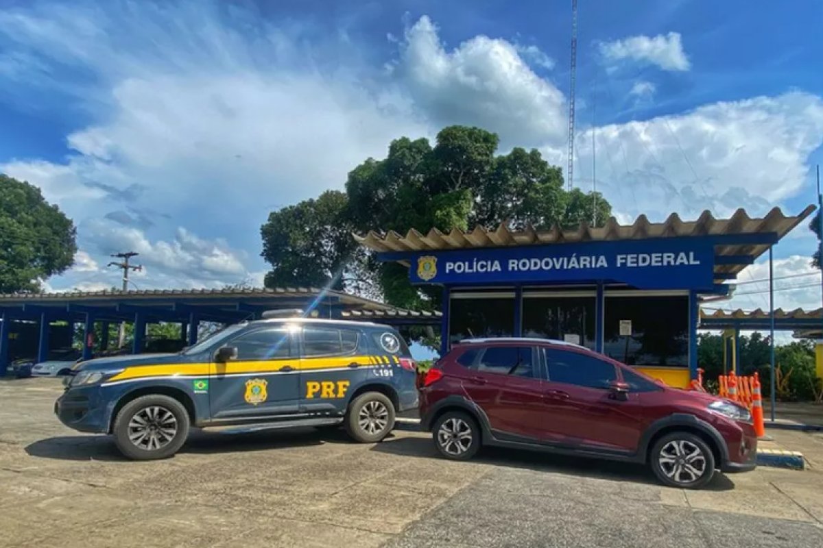 PRF prende empresário com carro roubado em trecho da cidade de Eunápolis, interior da Bahia