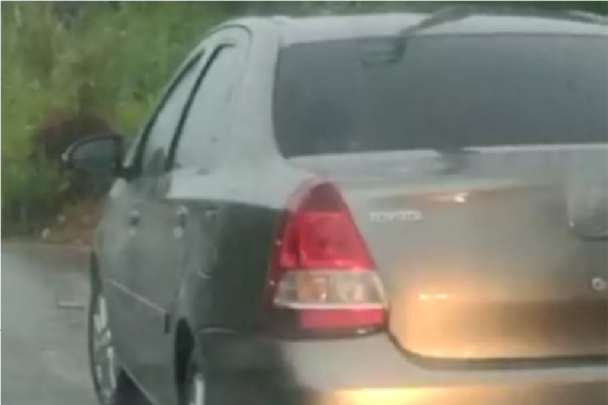 PM encontra corpo de homem dentro de porta-malas de carro abandonado na Cia-Aeroporto, em Salvador