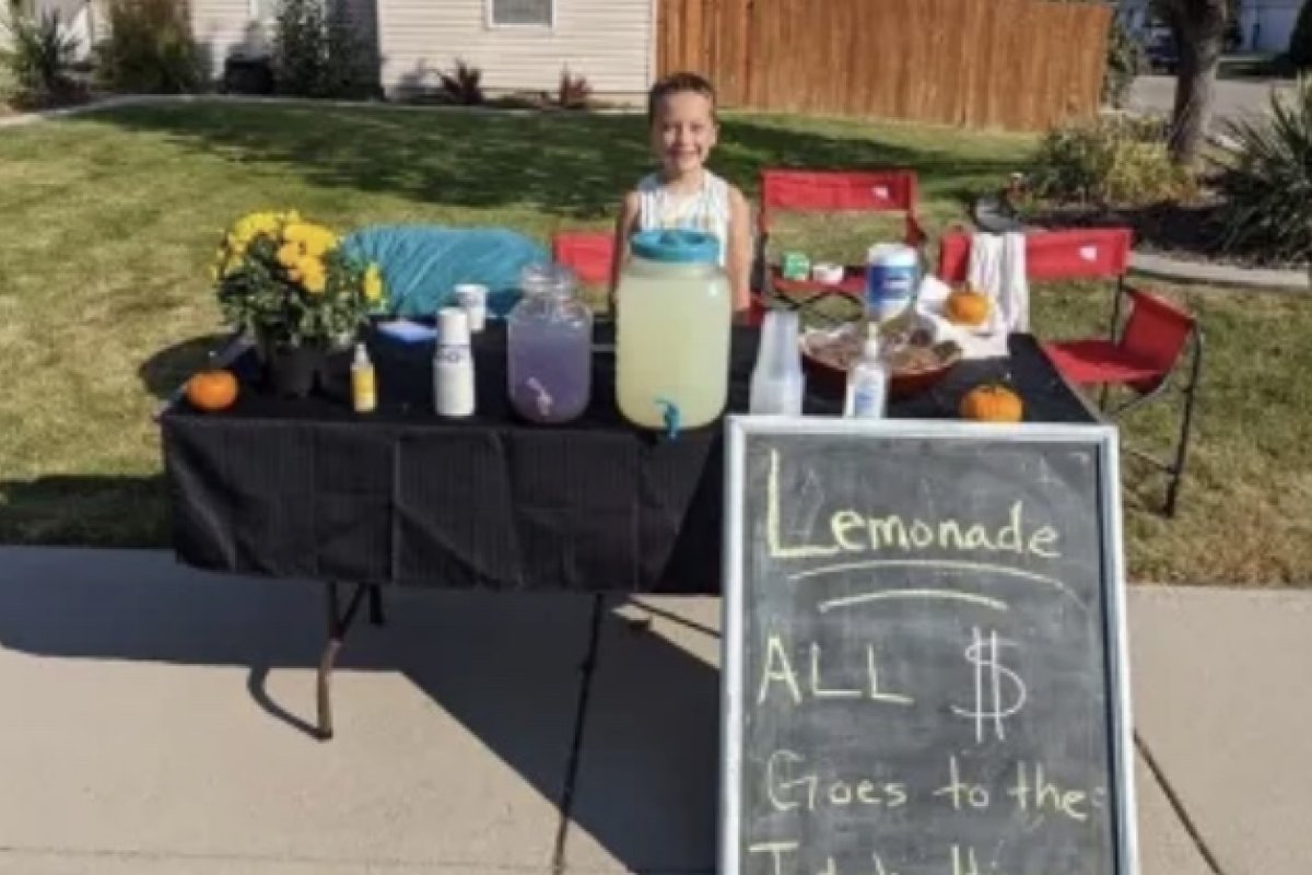 Menino de 9 anos arrecada quase US$ 2 mil vendendo limonada nos Estados Unidos 