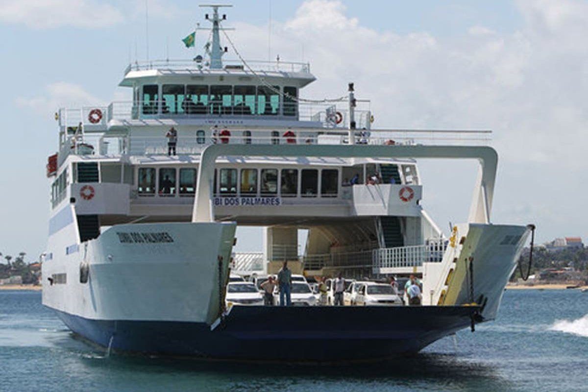Ferry-boat suspende transporte de caminhões-baú por causa da chuva em Salvador 