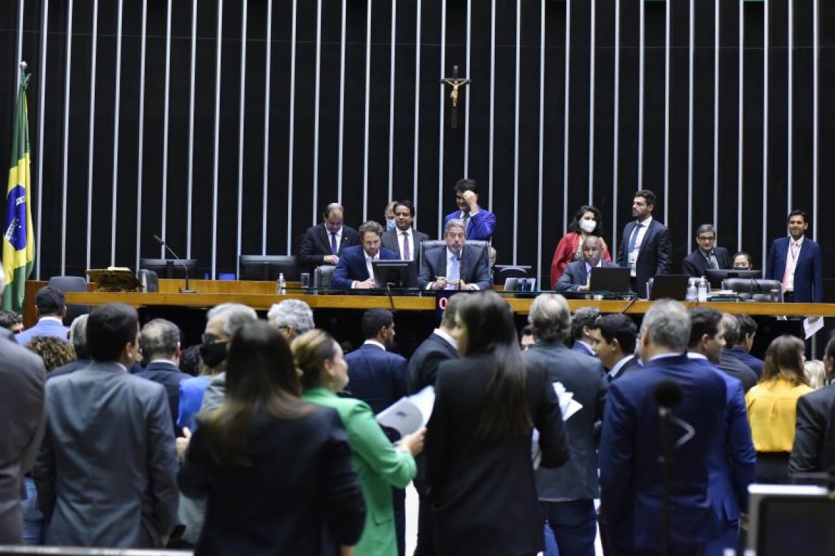 Câmara aprova texto-base de MP que prevê internet gratuita para estudantes da rede pública