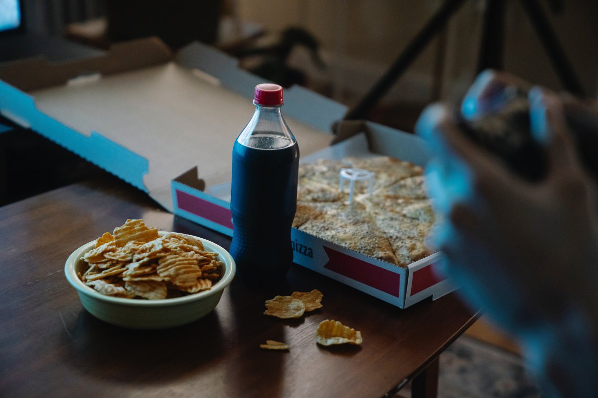 "Alimentos ultraprocessados elevam o risco e obesidade entre os adolescentes", diz estudo