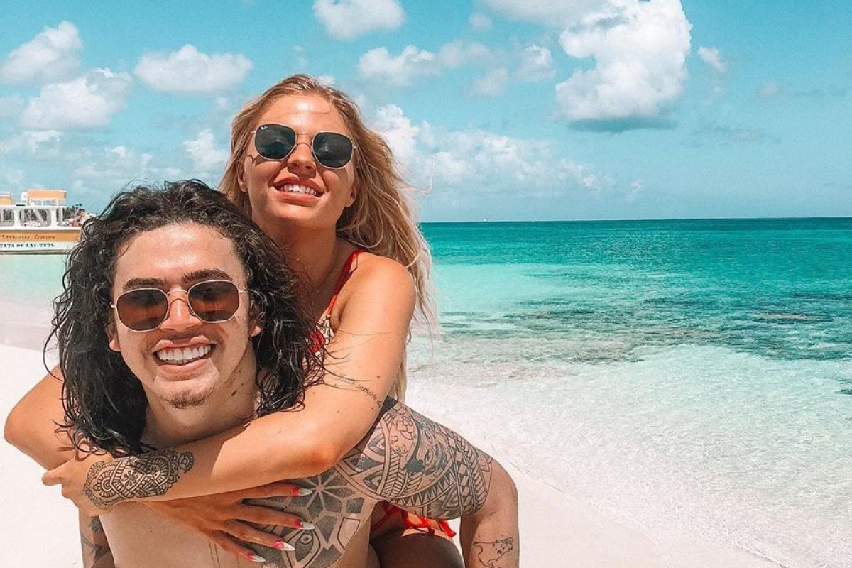 Tristeza: Whindersson Nunes e Luísa Sonza mostram pés sujos de óleo em praia de Alagoas