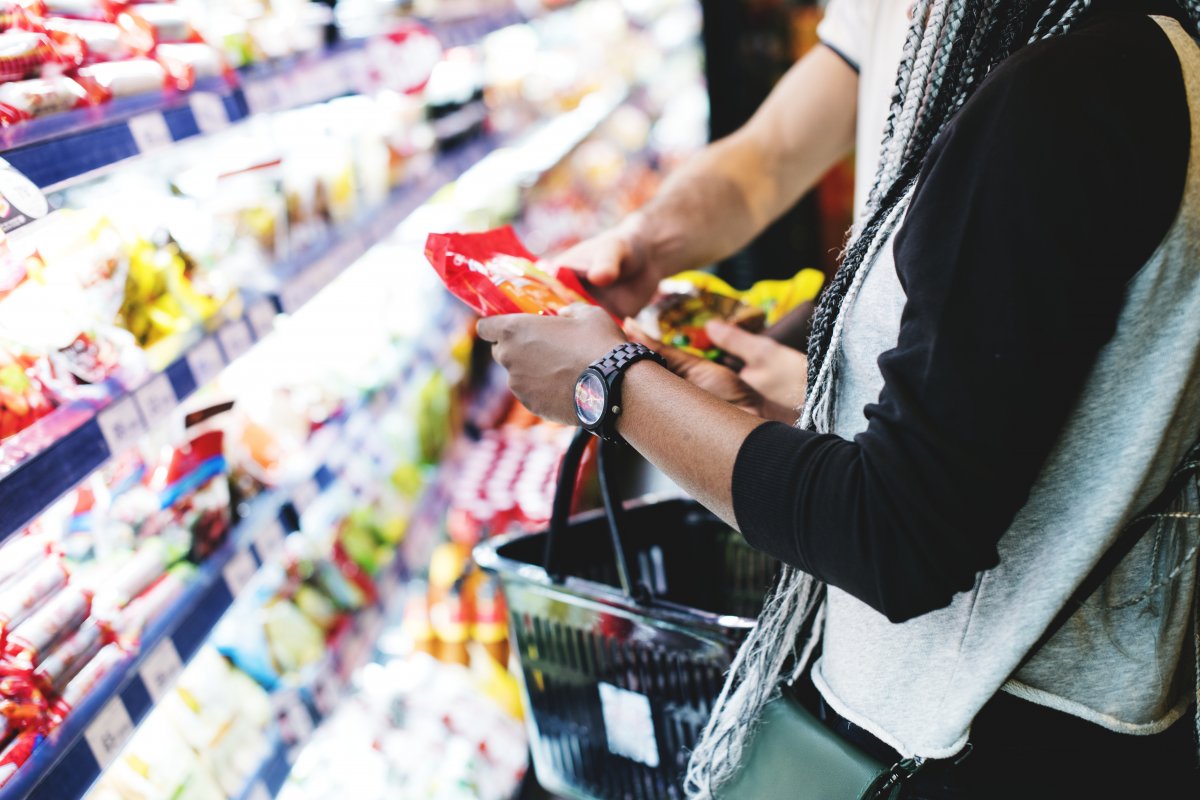 Custo de alimentos supera reajuste salarial e reduz poder de compra dos brasileiros, diz levantamento