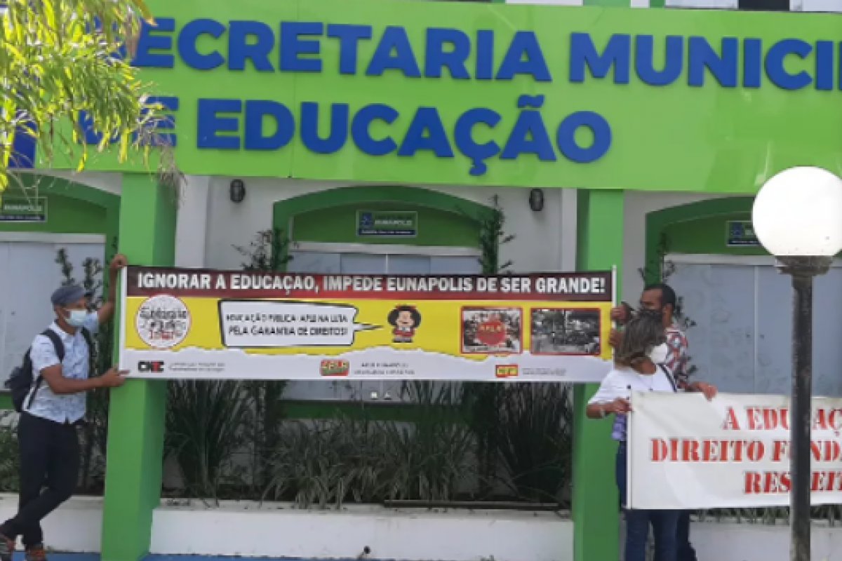 Cobrando reajuste salarial, professores de Eunápolis decretam greve por tempo indeterminado
