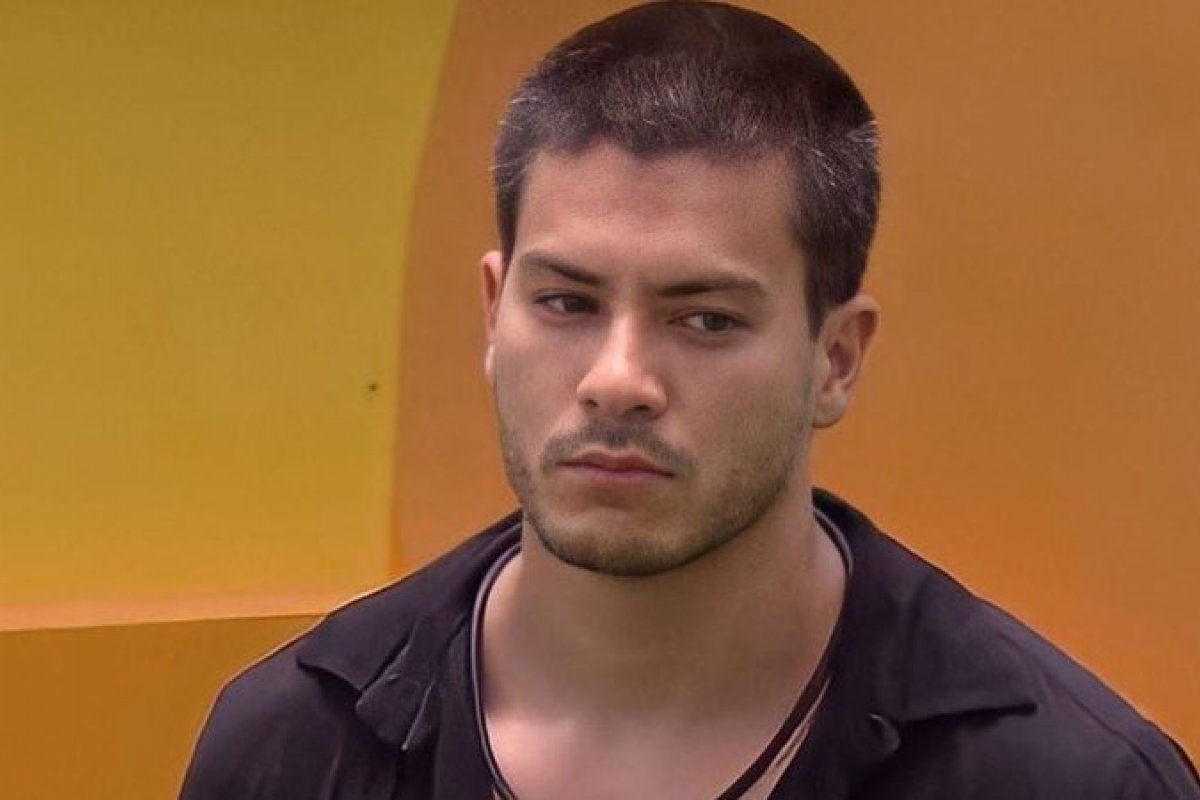 Deu ruim! Arthur Aguiar toma bronca por fazer propaganda para Maíra Cardi dentro do BBB 22! 