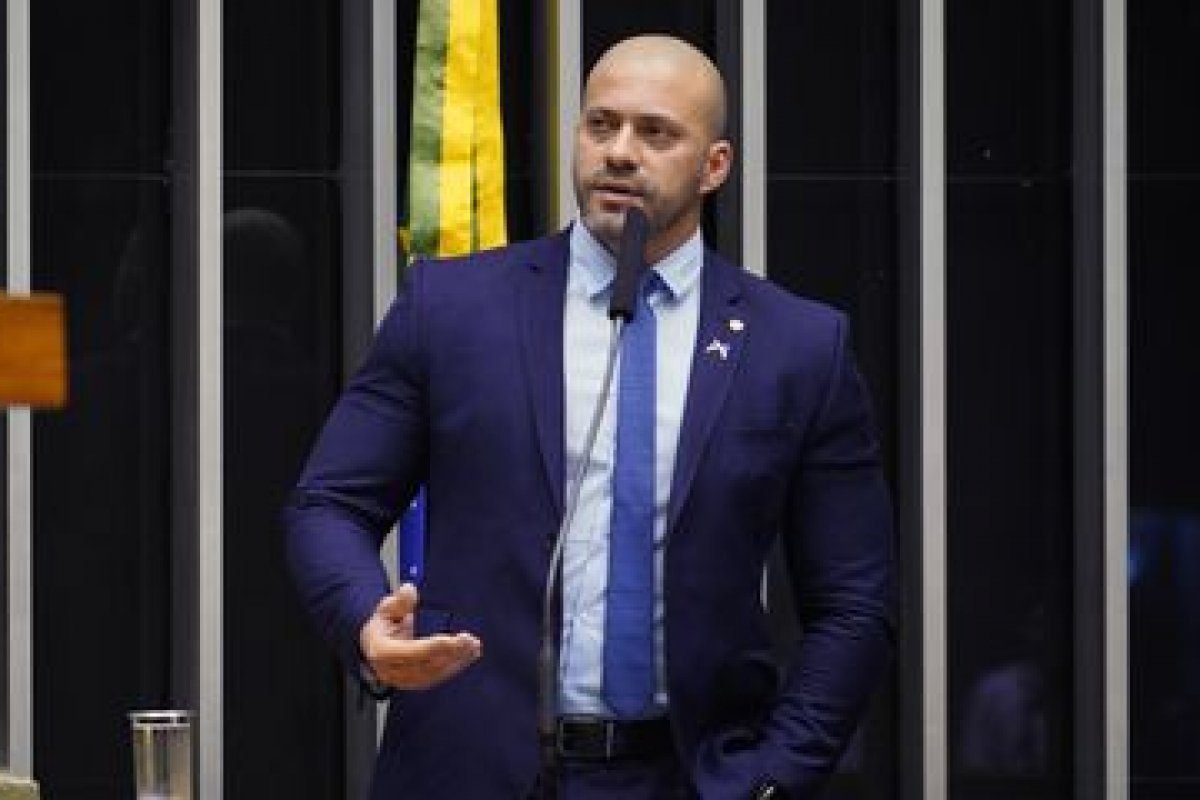 Deputado Daniel Silveira ironiza ministro do STF e diz que ele é "reizinho do Brasil"
