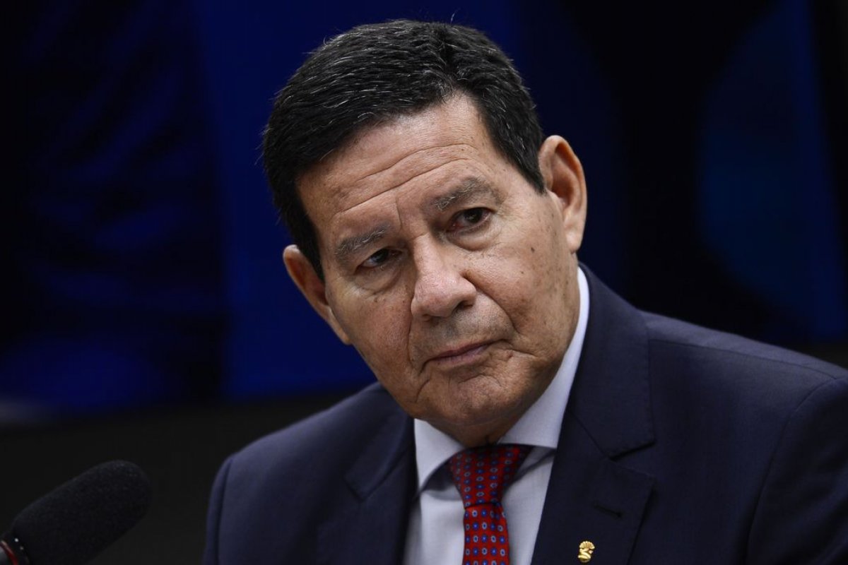 Mourão é denunciado à Corte Interamericana após ironizar áudios sobre tortura