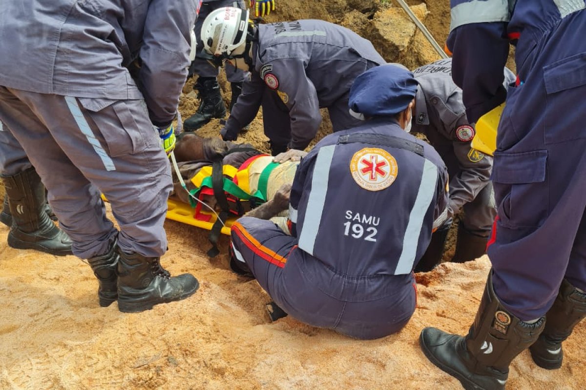 Idoso é resgatado de soterramento em Santa Cruz Cabrália