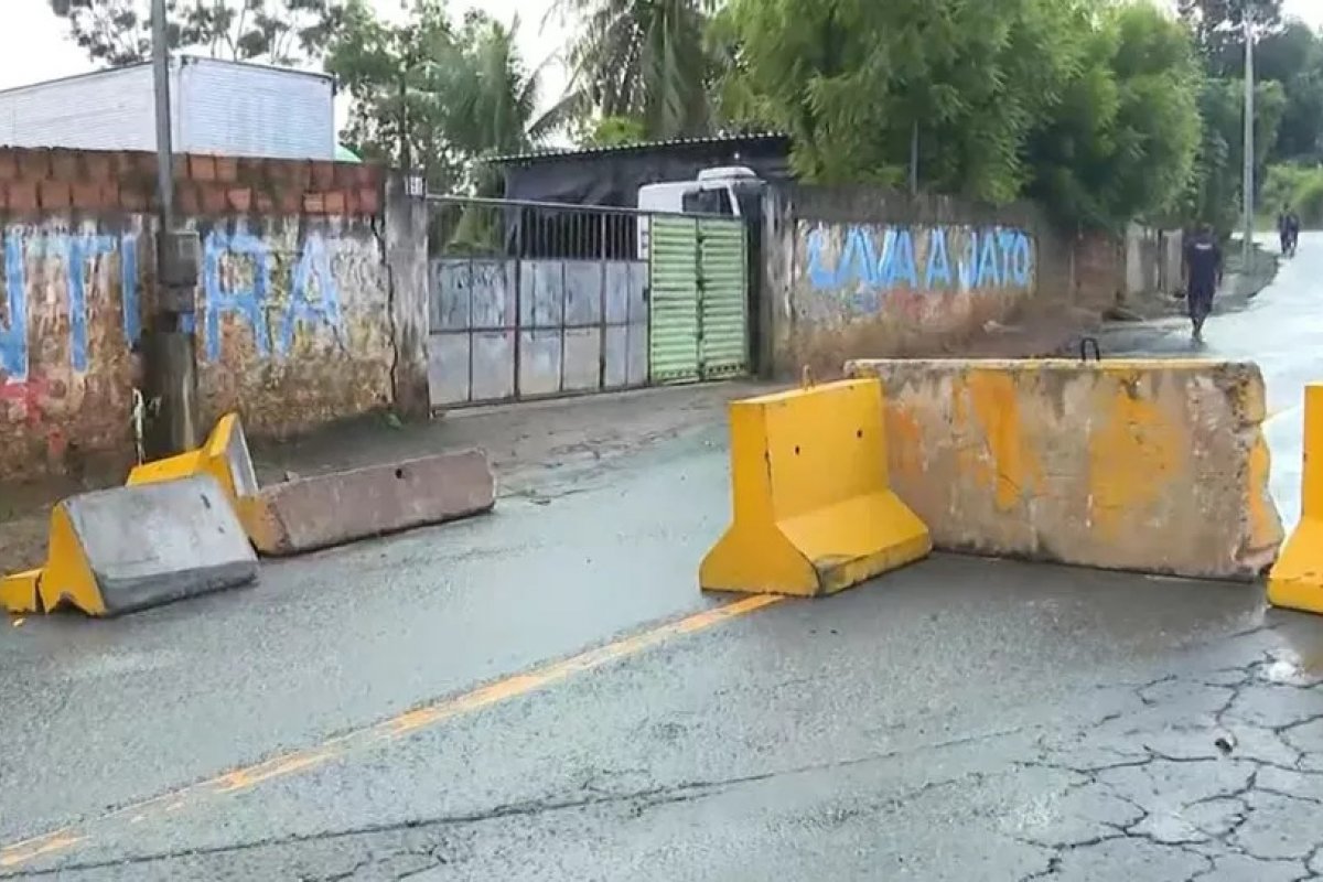 Moradores de Periperi retiram barreiras colocadas pela Transalvador