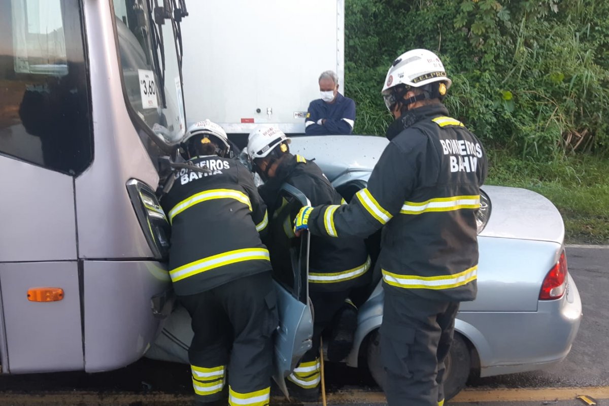 Bahia: bombeiros retiram homem preso em ferragens na BR 415