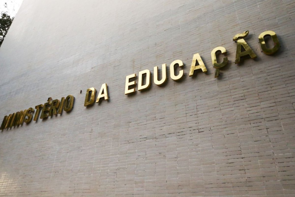 Gasto com educação recua pelo 5º ano consecutivo e é o menor em dez anos, aponta levantamento