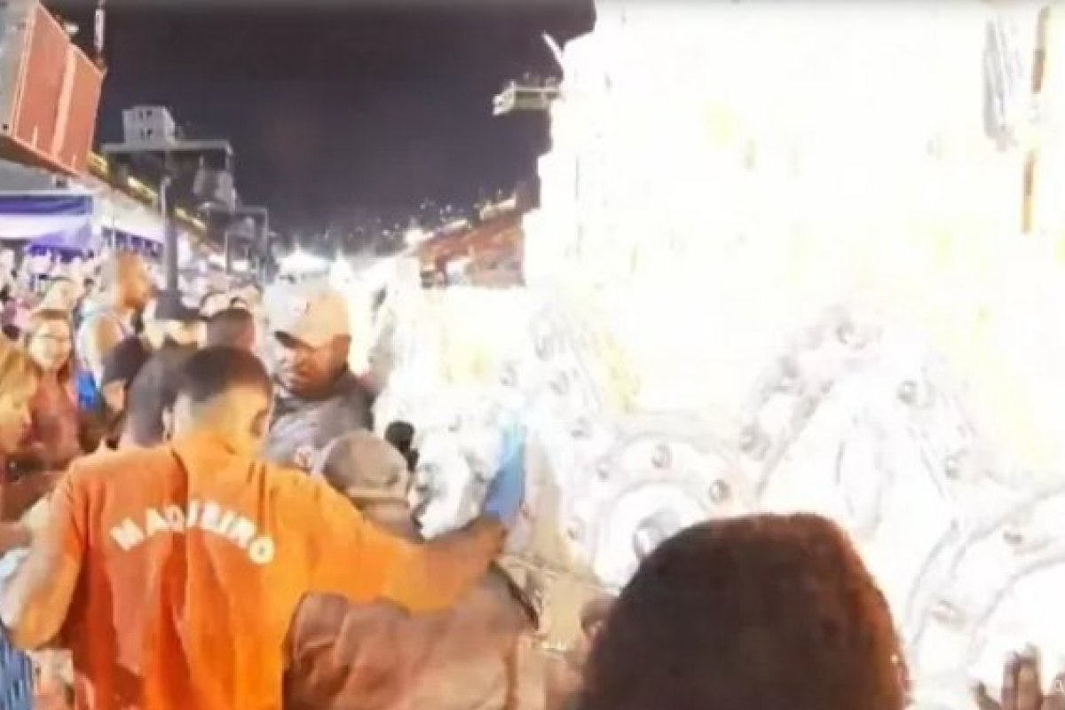 Carnaval no Rio: mulher é hospitalizada após ser imprensada por carro da Tuiuti