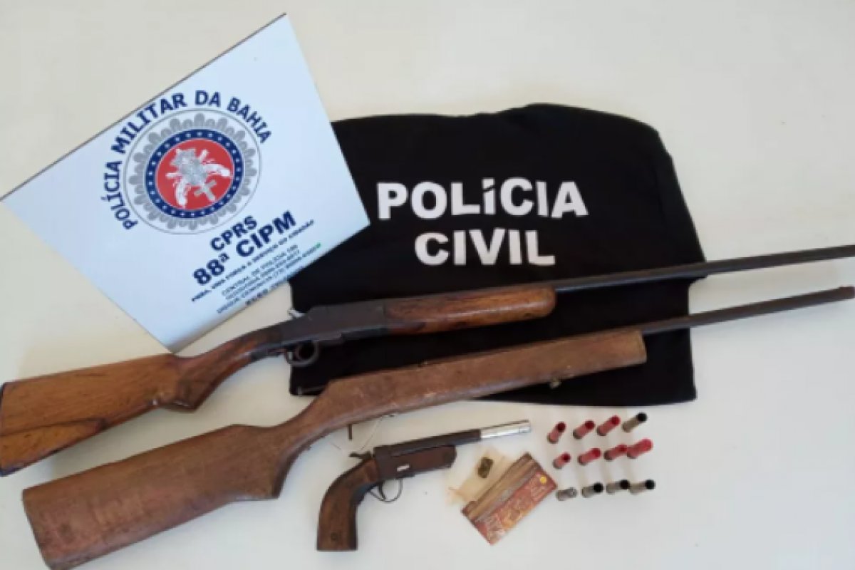 Armas são apreendidas pela polícia em casa de jovem investigado por tráfico de drogas