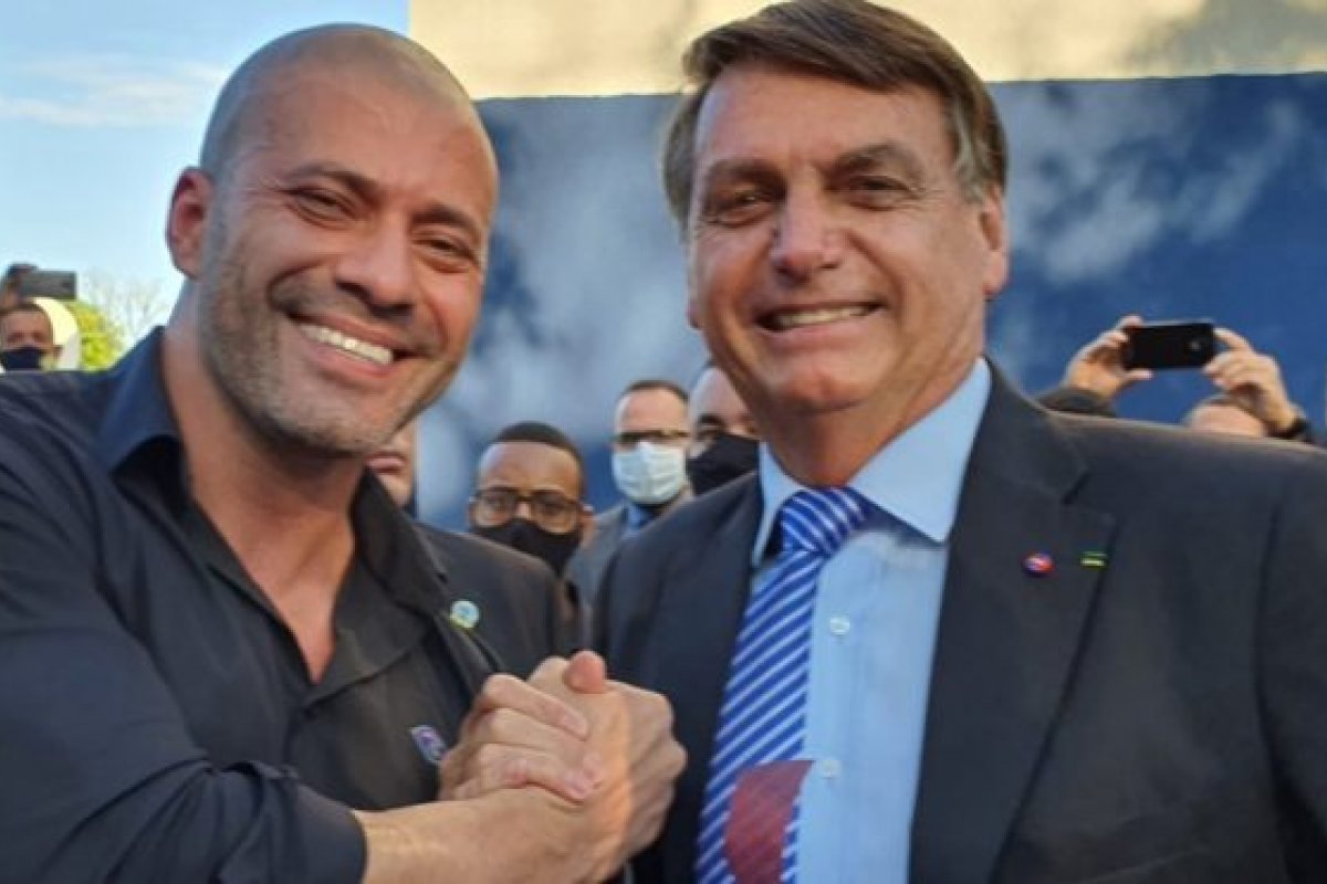Bolsonaro diz que perdão de Daniel Silveira 'é constitucional e será cumprido'