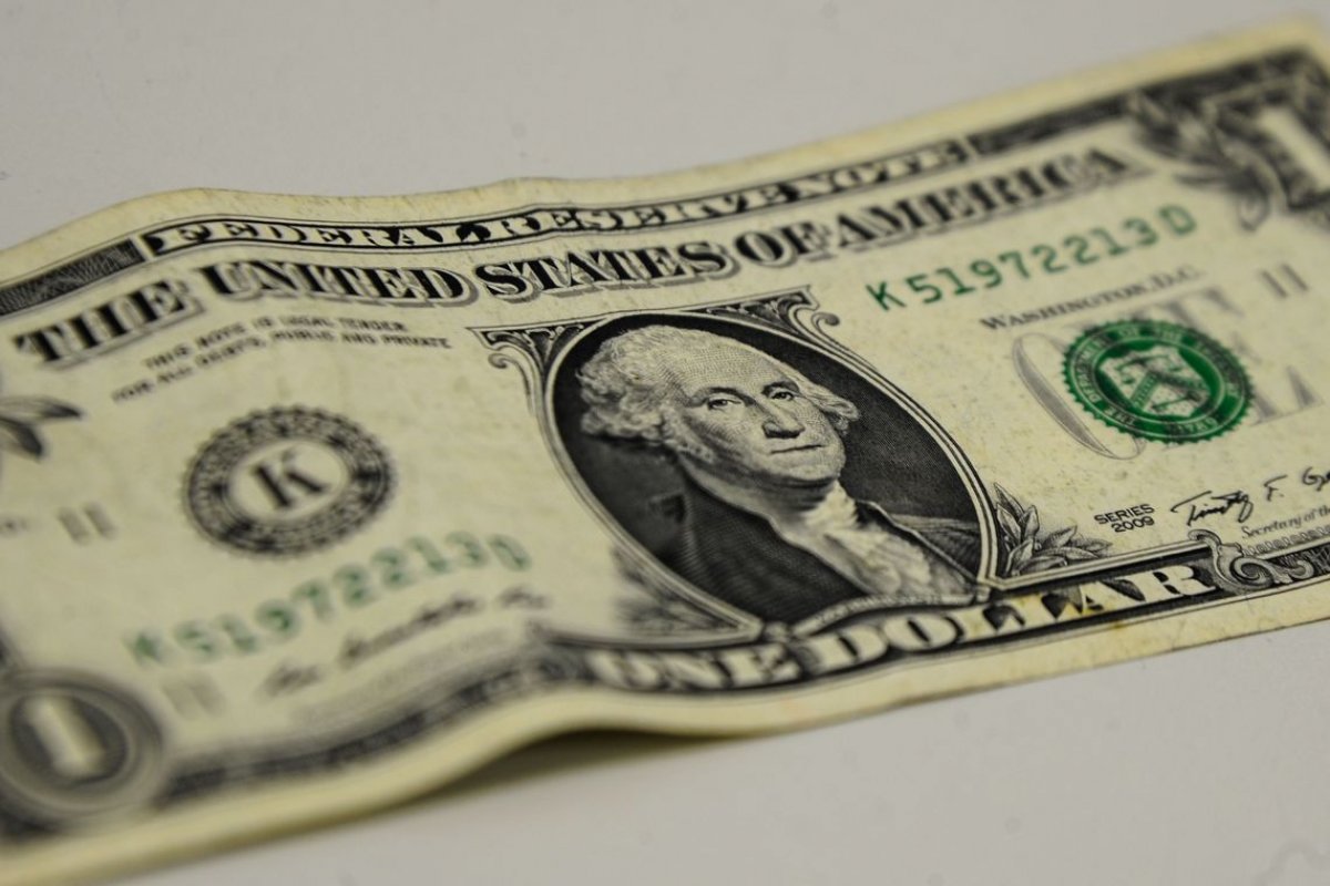 Dólar fecha em alta e encosta em R$5