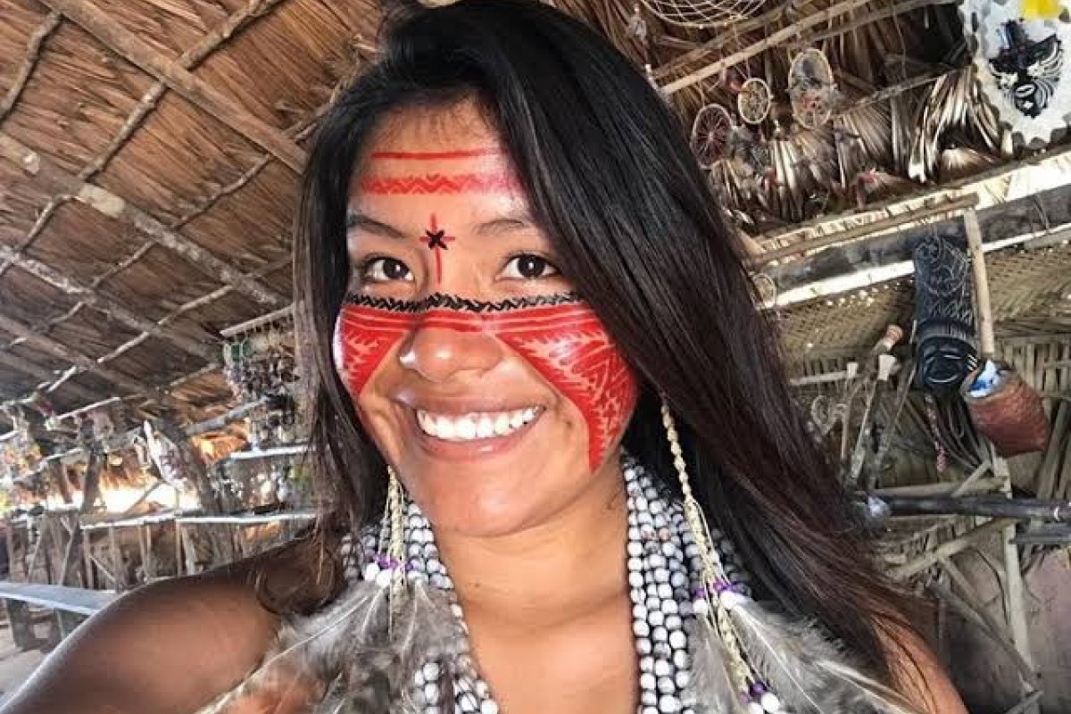 Indígena brasileira divulga cultura de aldeia através da internet via satélite e viraliza nas redes sociais!  