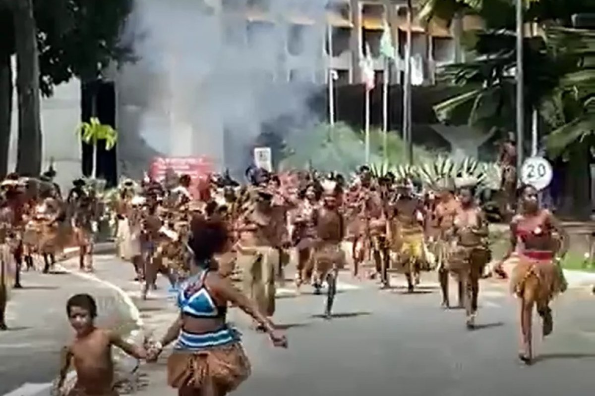 Indígenas e policiais militares entram em confronto no Centro Administrativo da Bahia, em Salvador