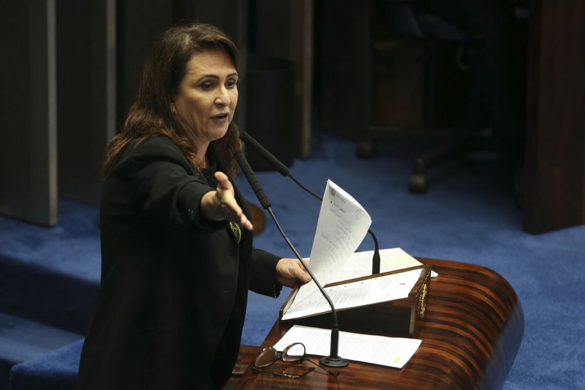 Kátia Abreu é internada com crise de infecção nas vias respiratórias