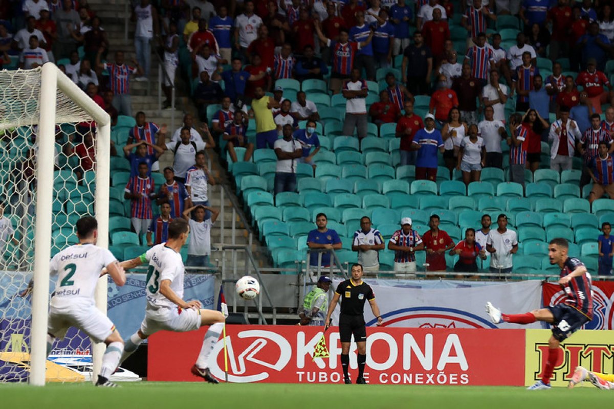 Vídeo: Bahia bate Sampaio na Fonte Nova e segue líder da Série B; confira o gol do triunfo