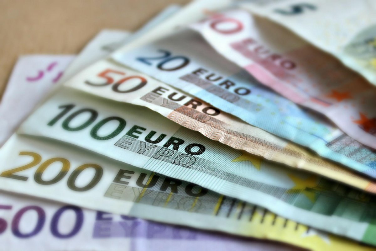 Queda do euro pode colocá-lo em paridade ao dólar pela primeira vez em 20 anos