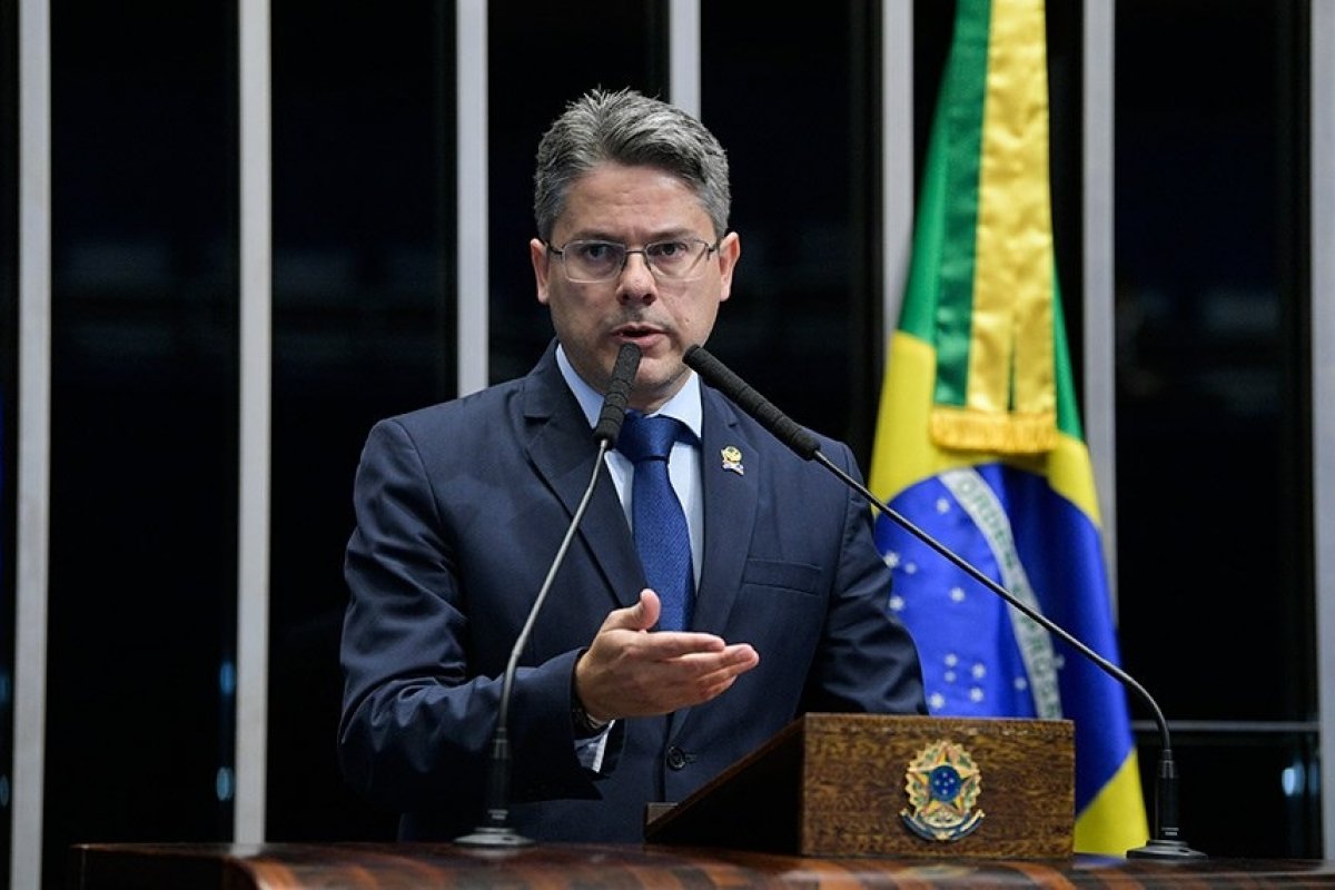 Senador Alessandro Vieira pede transparência e clareza do TSE e Ministério da Defesa sobre debate a respeito das urnas eletrônicas